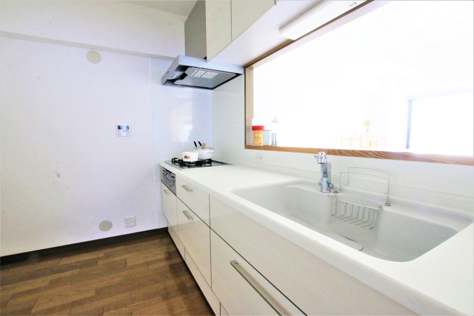 白い天板で明るい対面キッチン。