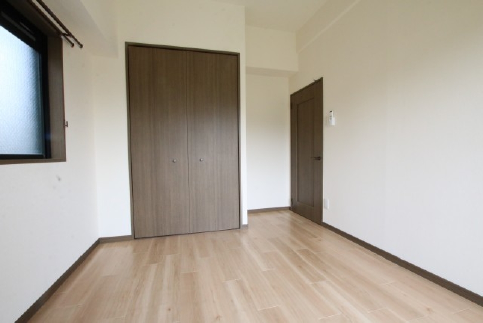 洋室5.7帖。クローゼット＆バルコニー付いています。