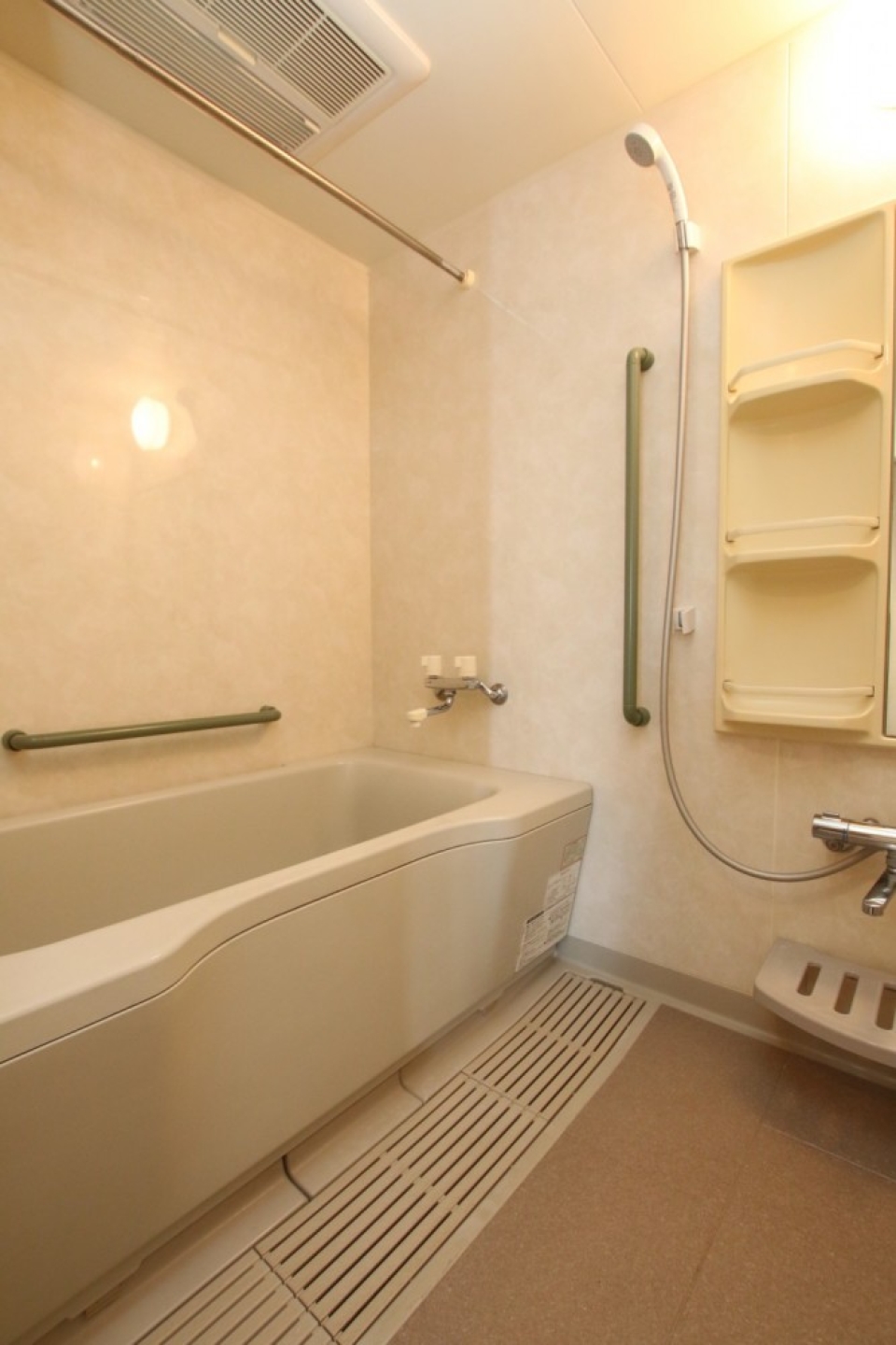 小さな子供でも動き易い手すりつきのお風呂。 