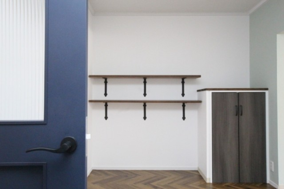 意外と重宝、壁面の簡易棚