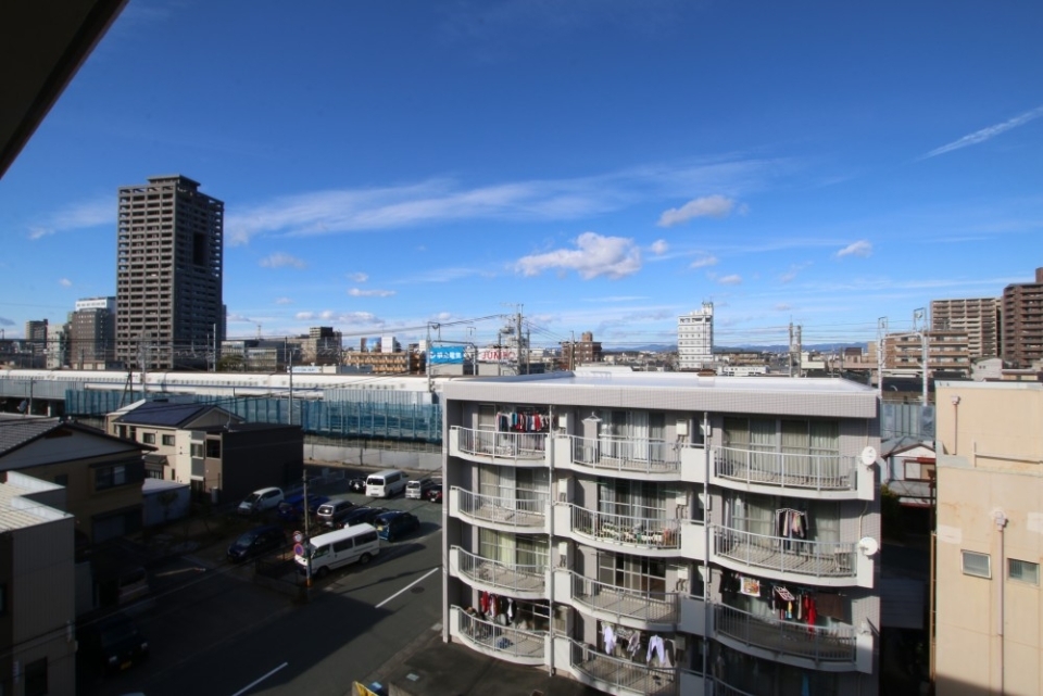 北側は目の前に新幹線が通ります。街中クオリティ。