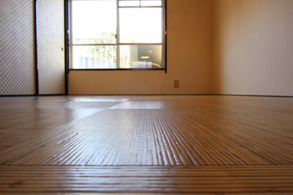 畳かと思いきや、畳&rdquo;風&rdquo;のフローリングです。