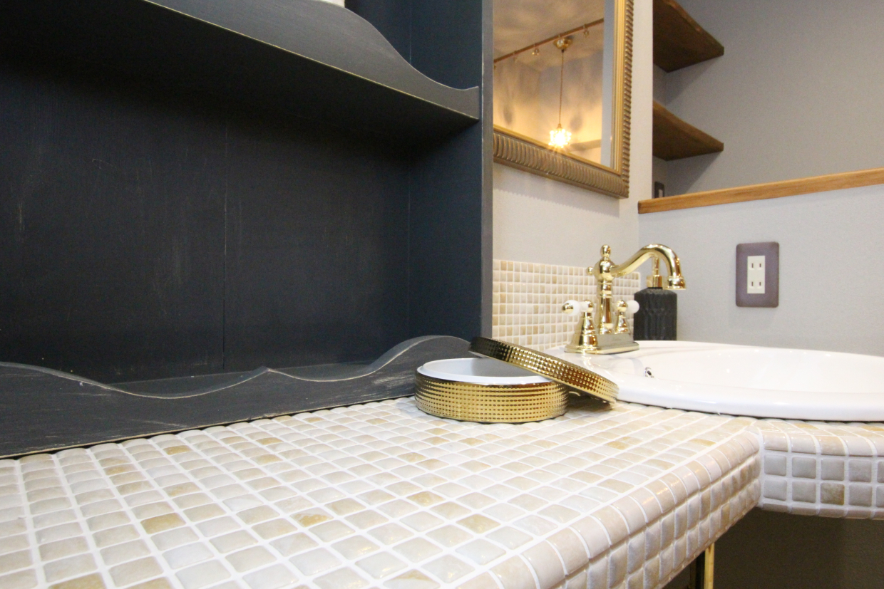 洗面スペースもタイルが敷き詰められています。