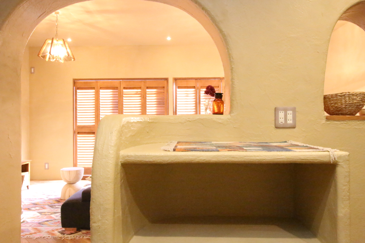 備え付け家具も洞窟スタイルに溶け込む。