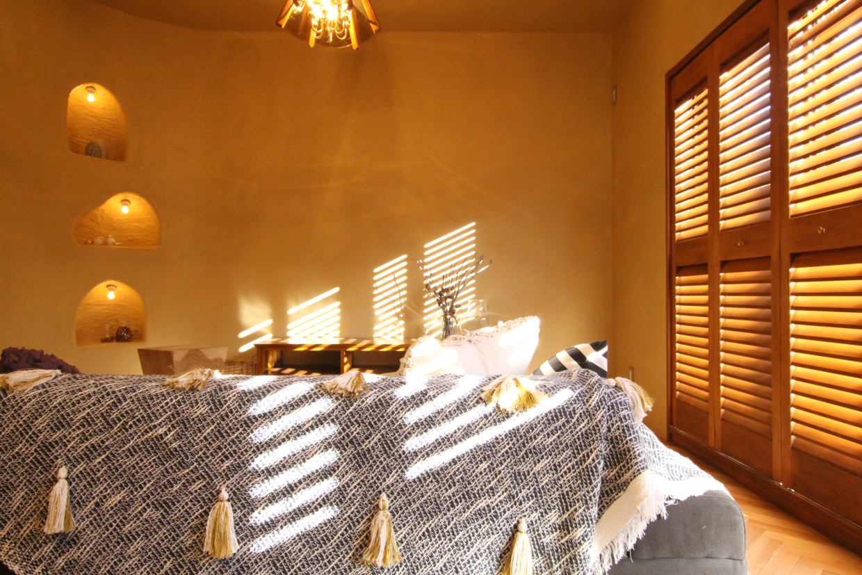 木製のブラインドカーテンの存在があたたかな雰囲気を作りだしています。