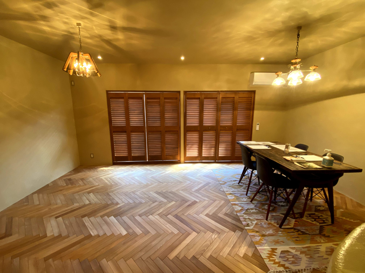 ヘリンボーン貼りがいいですね。