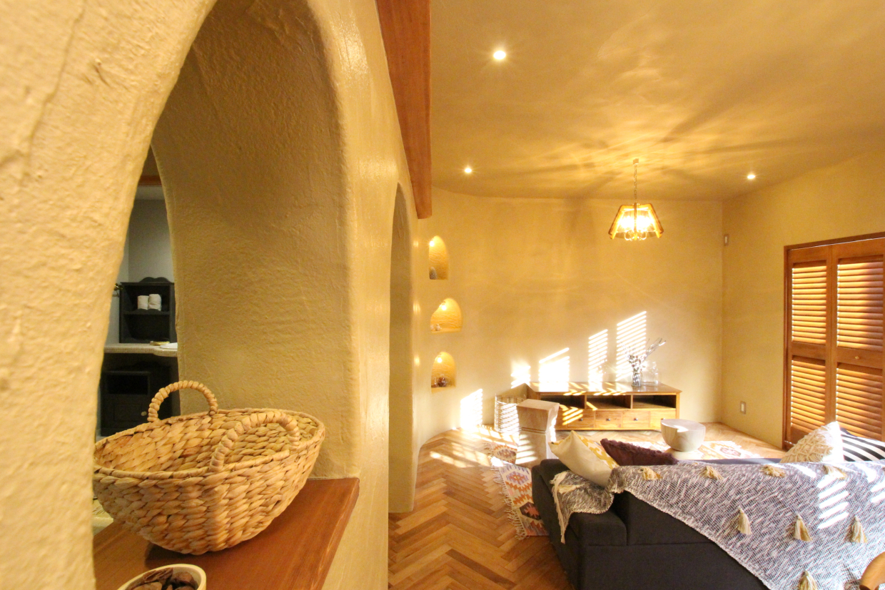 洞窟のような内装。光が差し込むと幻想的。