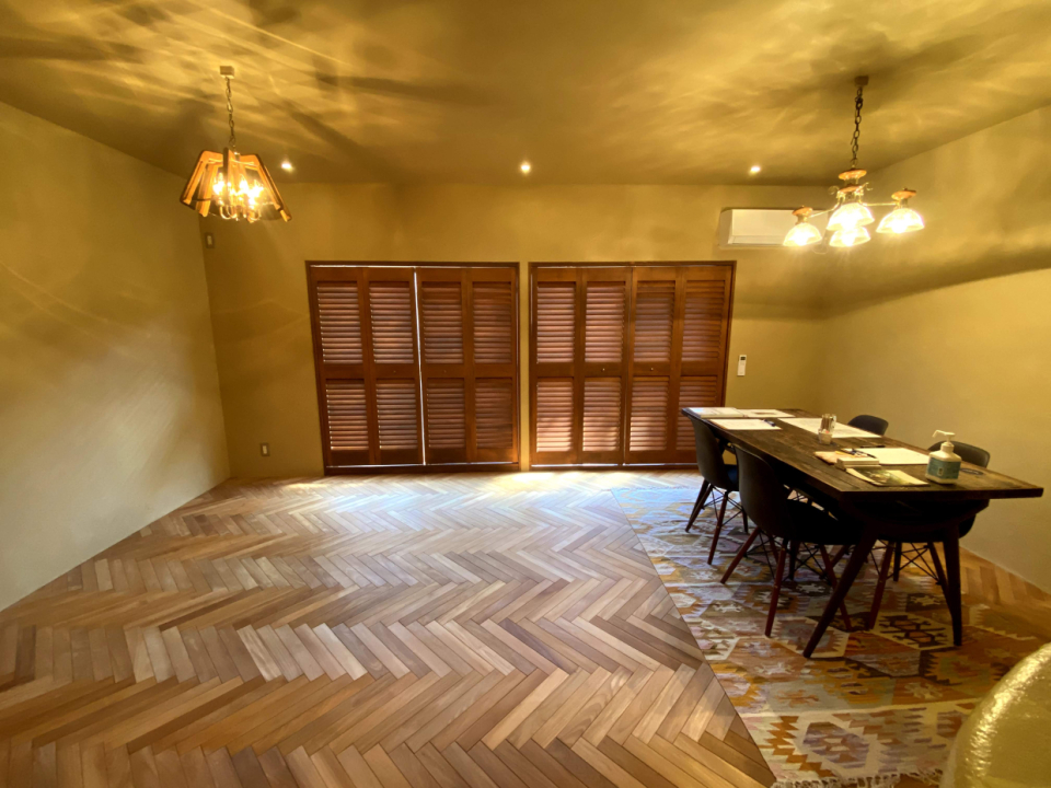 ヘリンボーン貼りがいいですね。