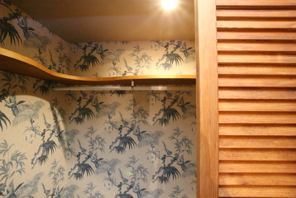 クローゼットの中にもアクセントウォールを使って上質な雰囲気に。