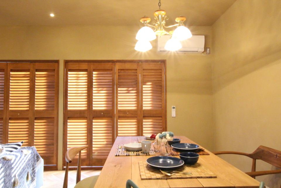 ダイニングもペンダントライトで明るめに。