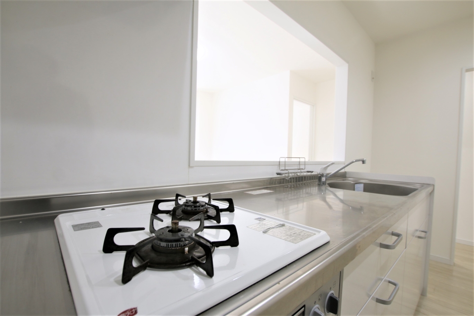 こちらも白色、引きでキッチンを見てみると&hellip;