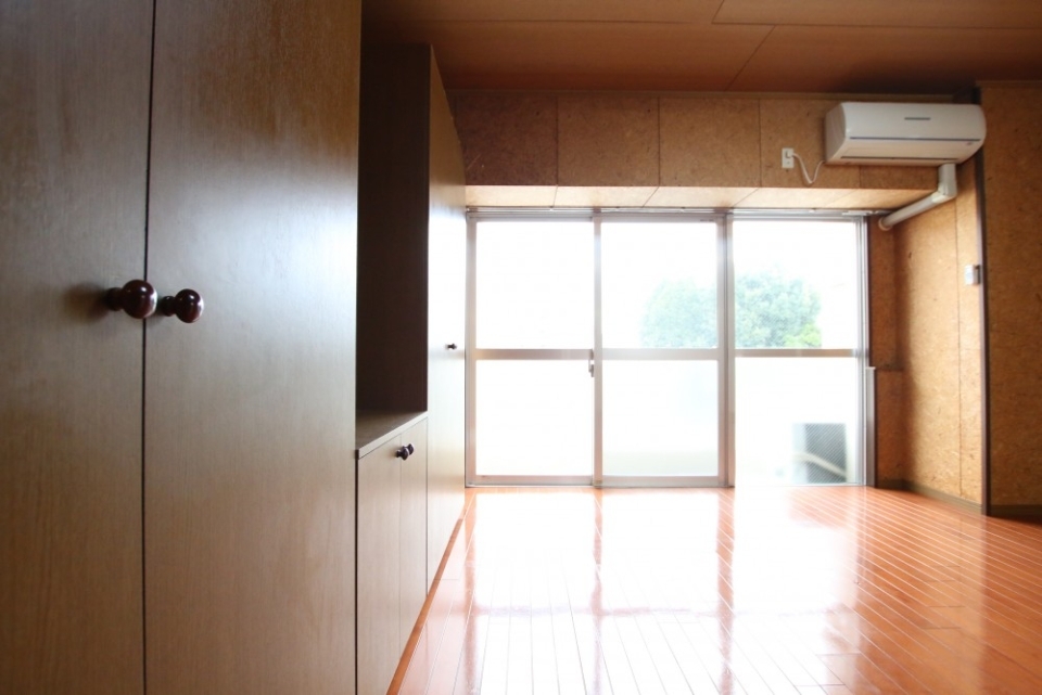 建具やフローリングがコルクの色と合わせて統一感