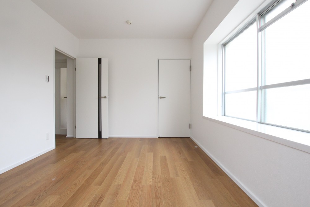 寝室にも角部屋の特権+&alpha;の窓があり明るい。