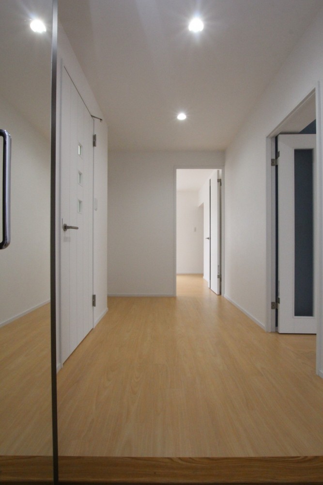 玄関には姿見の付いた大きなシューズBOXが。