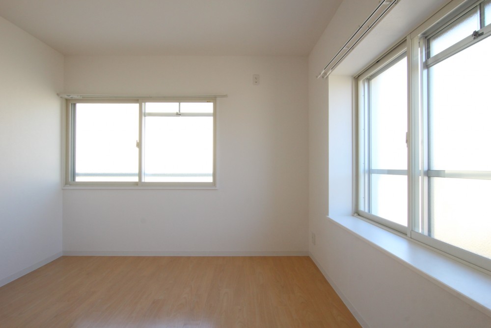 寝室には角部屋の特権＋&alpha;の窓が光をたっぷり取り入れる。