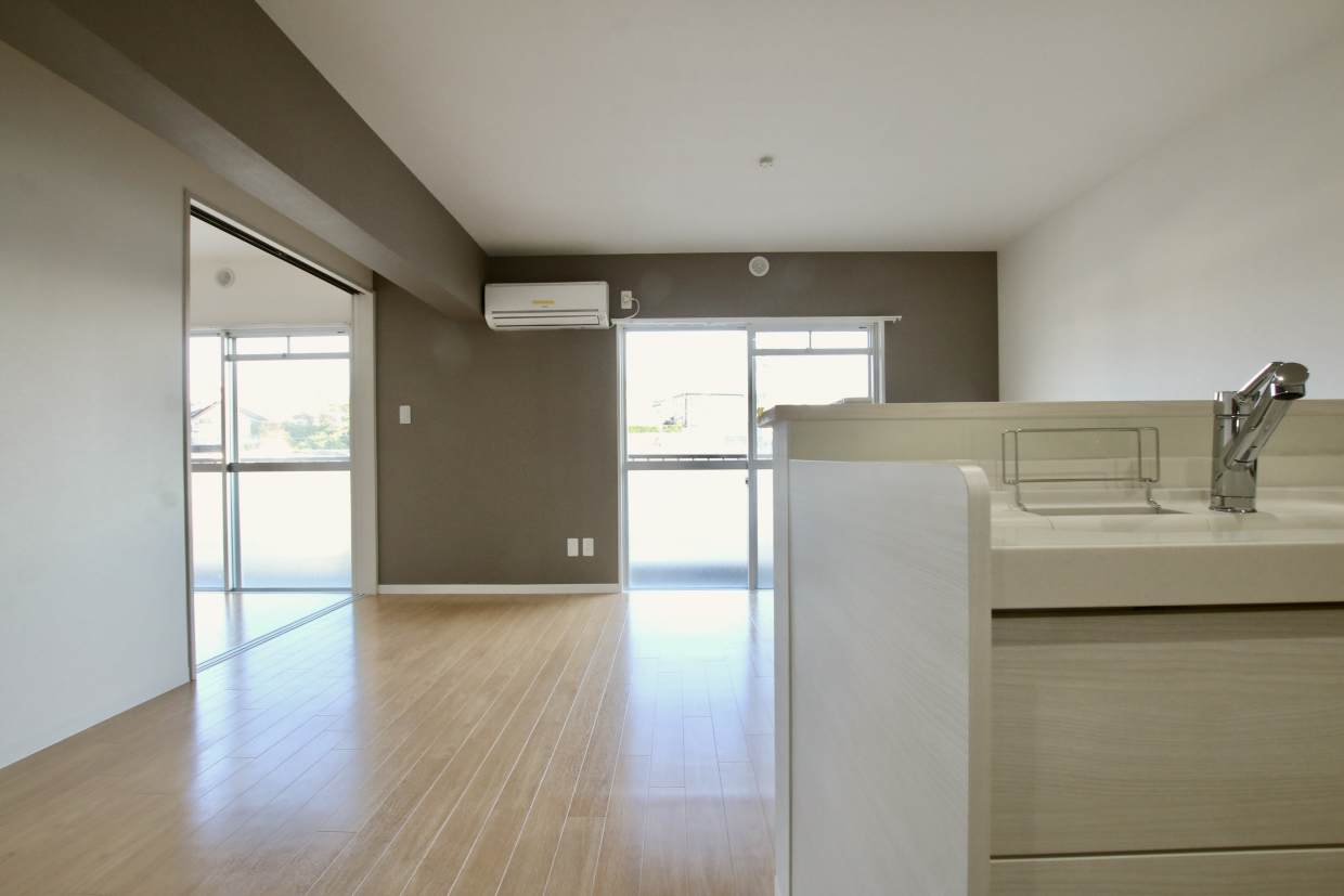 グレーのアクセントクロスが空間を引き締めます