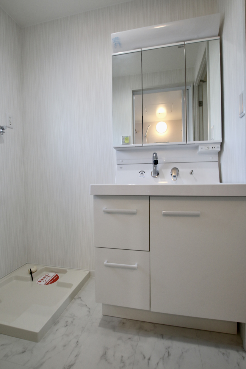 脱衣洗面所。大理石風のフロア