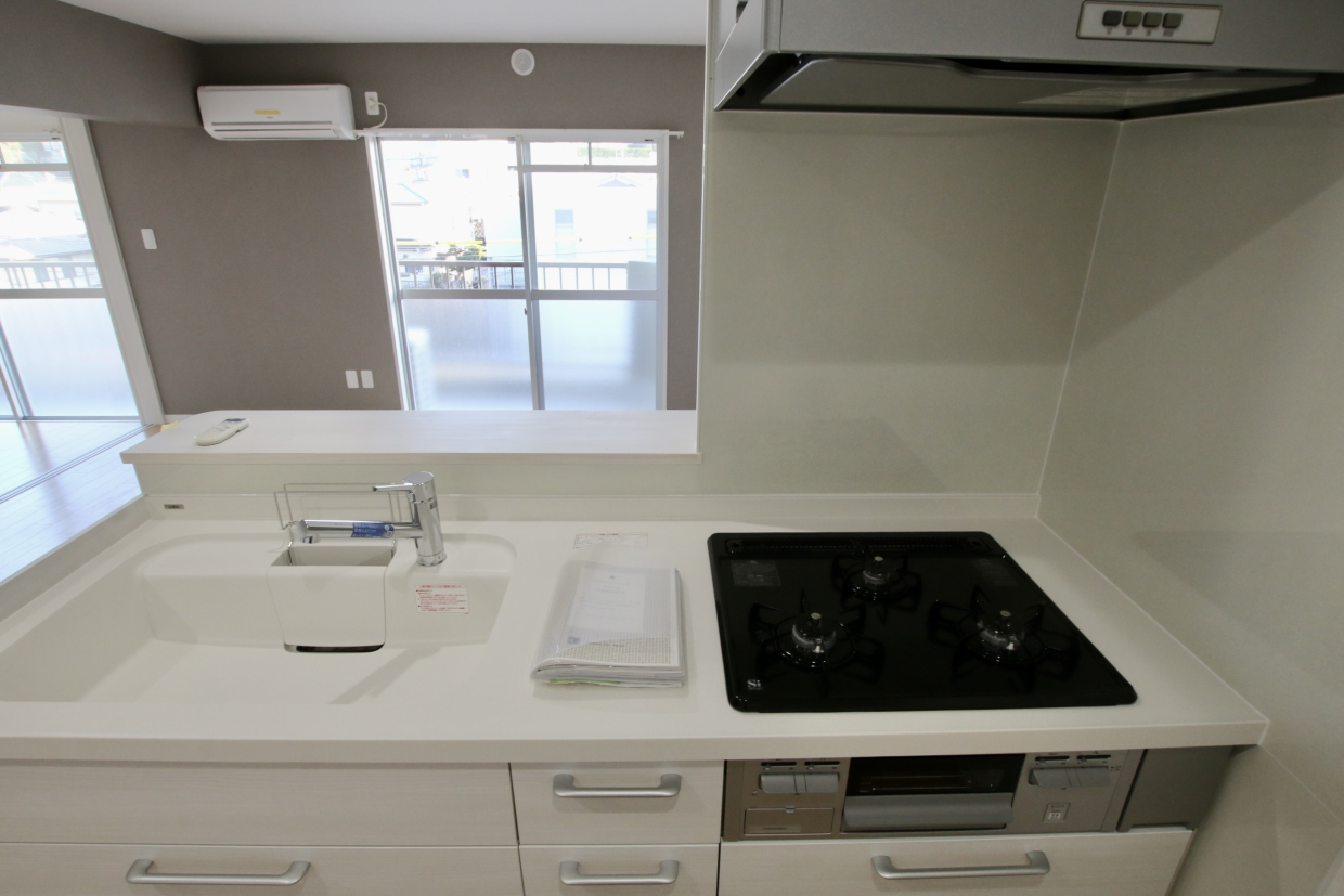 ホワイトキッチン。3口コンロ、グリル付きでお料理捗る
