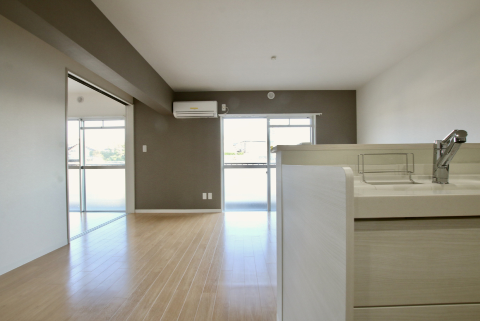 グレーのアクセントクロスが空間を引き締めます