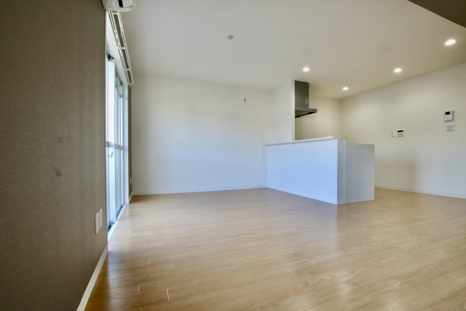 14帖のLDK。白壁にナチュラルなフロアで広く見える