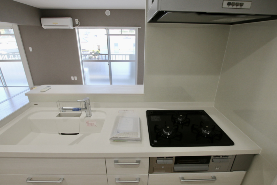 ホワイトキッチン。3口コンロ、グリル付きでお料理捗る