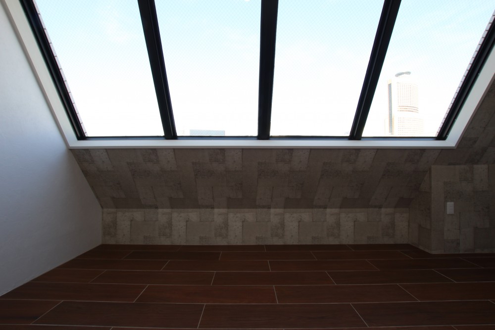 斜めにせり上がる大きな採光窓。