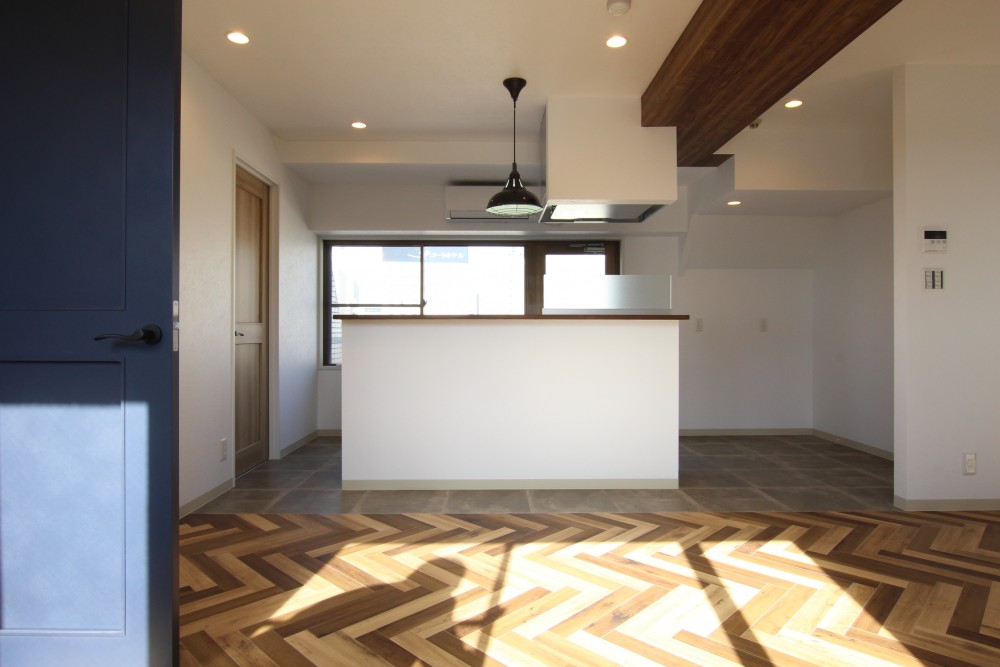 照明はダウンライトとペンダント照明を使用。