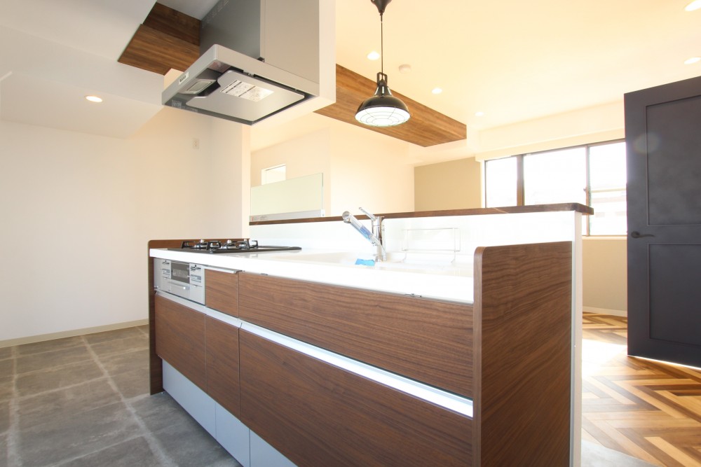 LDKの中央にアイランドキッチンが置かれた。