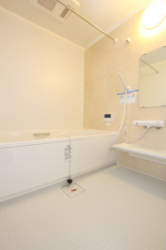 浴室は大きな1坪タイプ、追い焚き・浴室乾燥機付き。