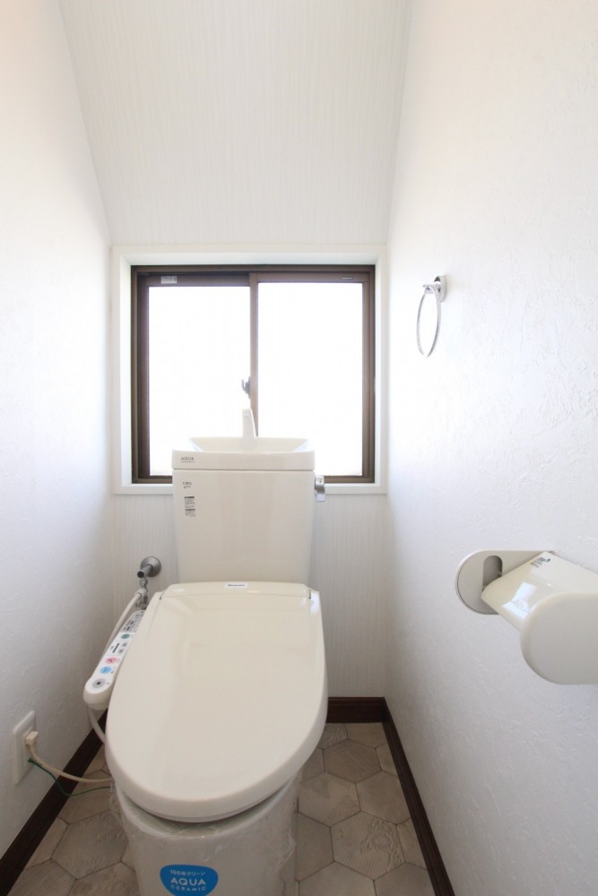 トイレはシャワートイレ付き。