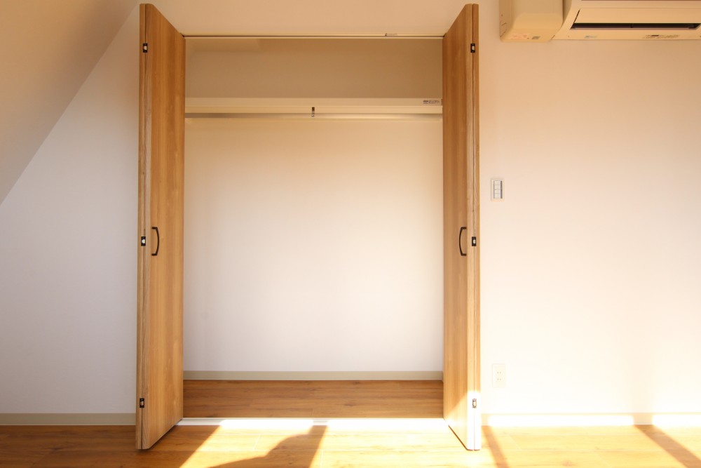 ふふ～ん、エアコンはこっちに設置されているのですね。