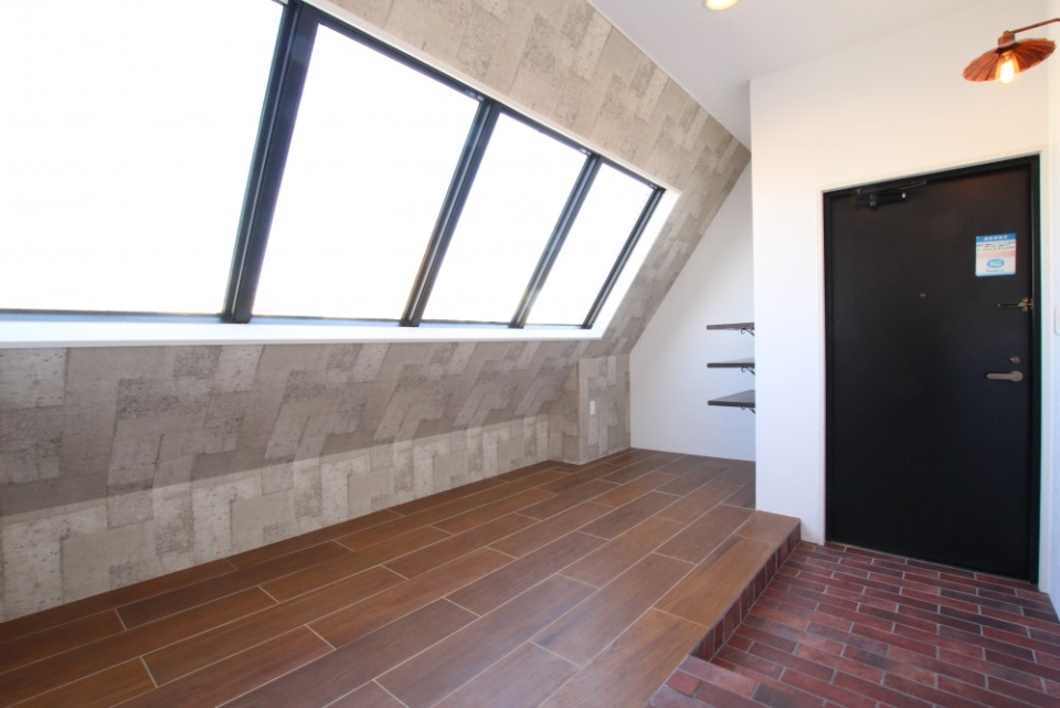 玄関扉を開けるとすぐ7帖の土間空間が広がる。