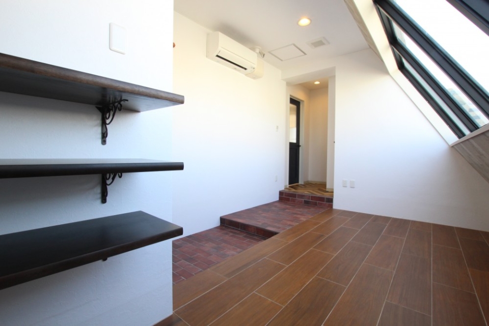 なんとも贅沢、土間空間にエアコンを設置。