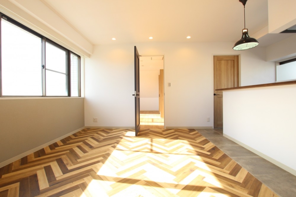 ヘリンボーンフロアのリビング空間。