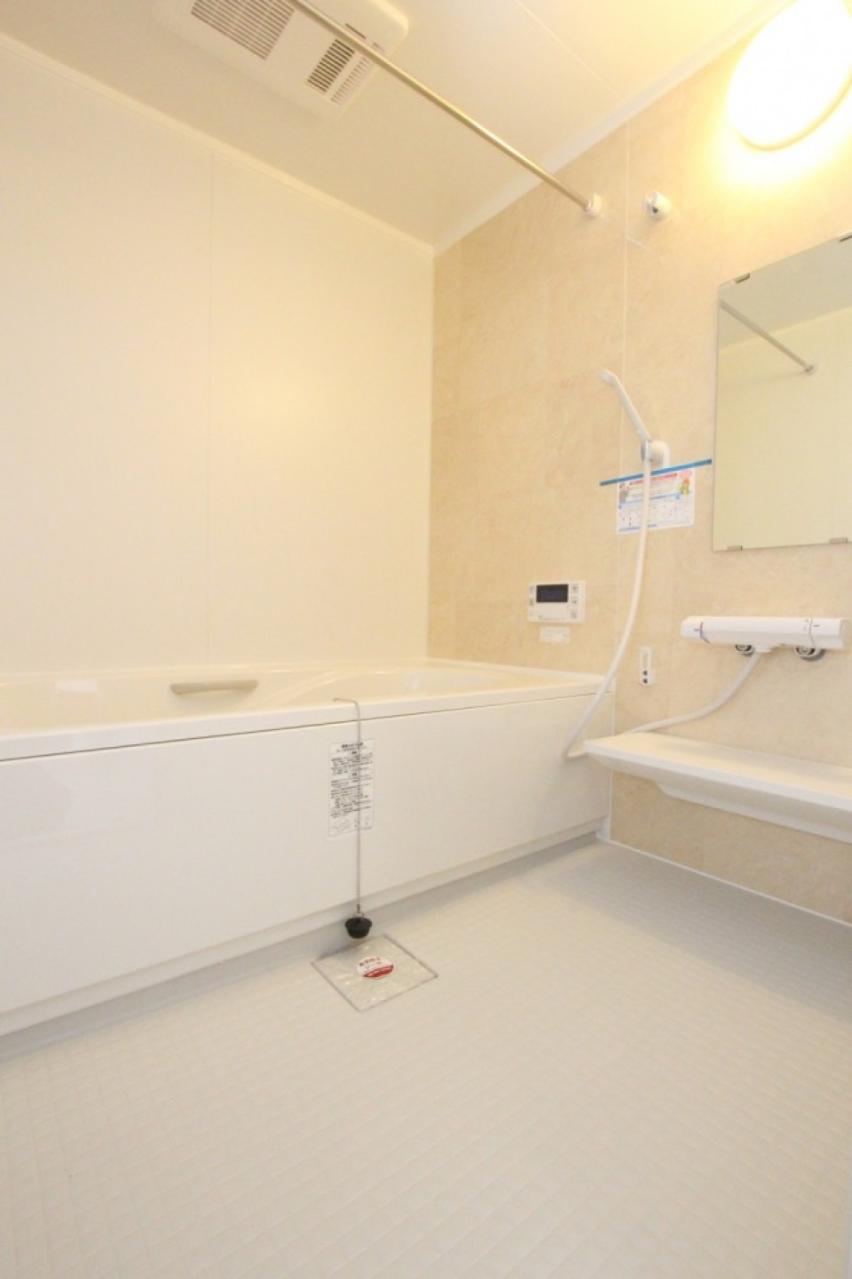 浴室は大きな1坪タイプ、追い焚き・浴室乾燥機付き。