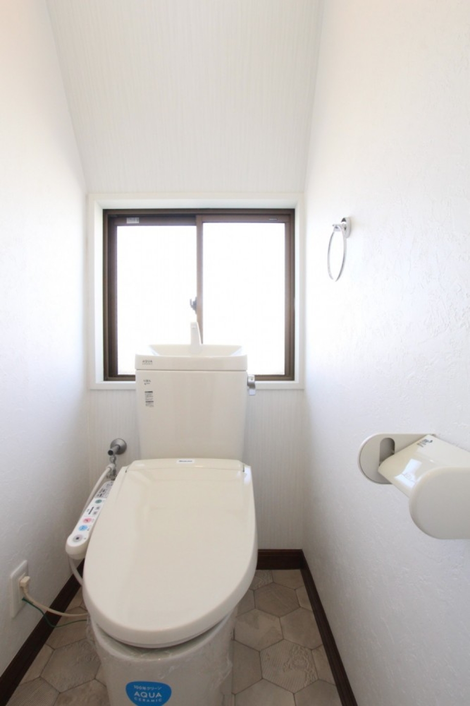 トイレはシャワートイレ付き。