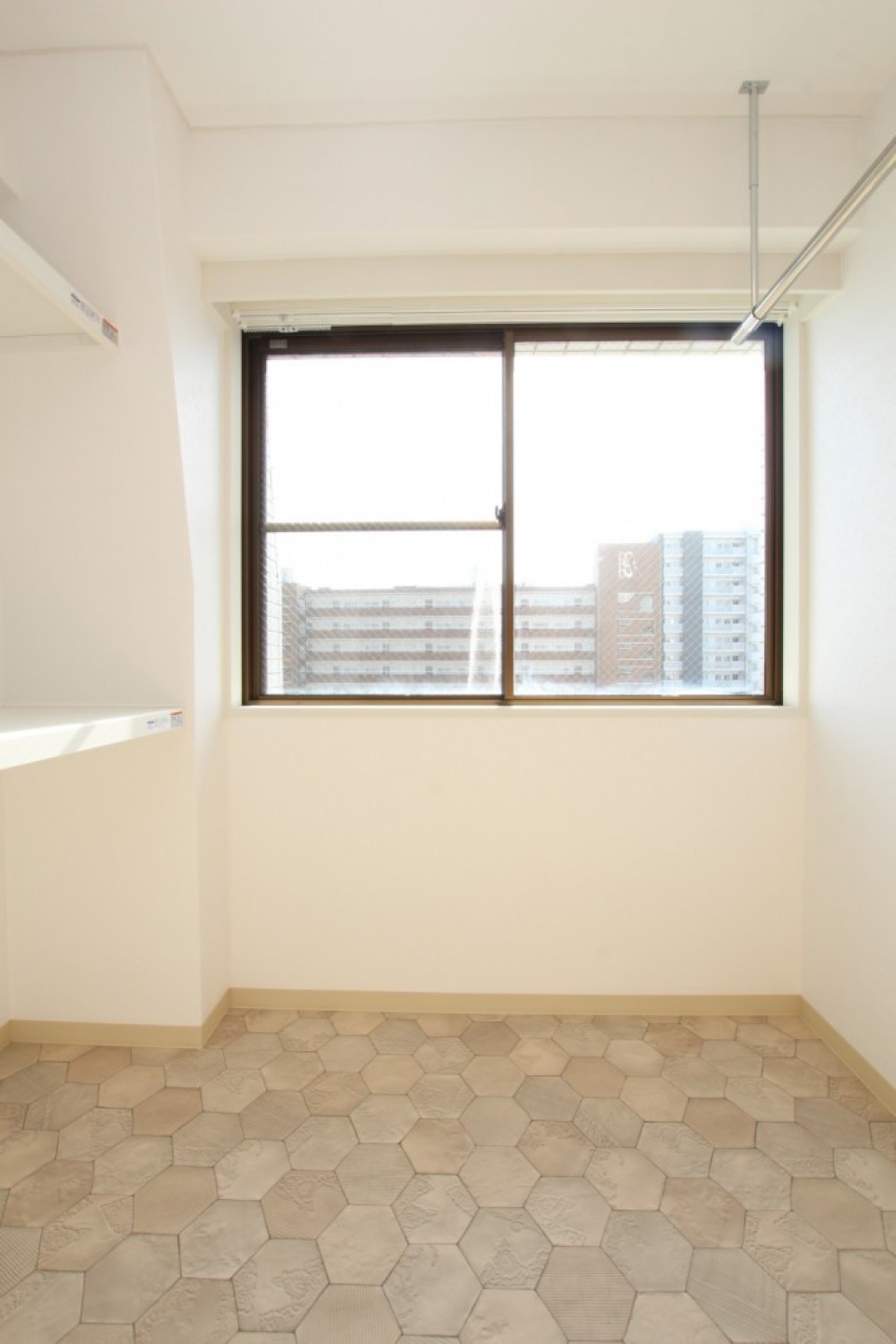 ウォークインクローゼット兼室内物干し場、清潔感ありますね。