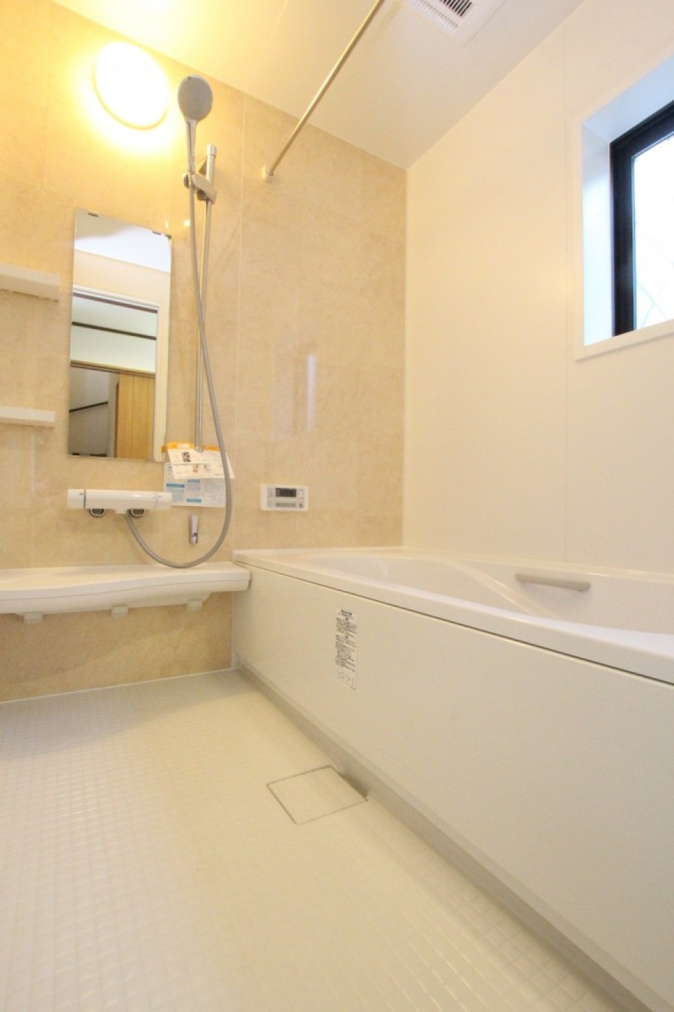 1坪風呂には追い焚き・浴室乾燥機付き。