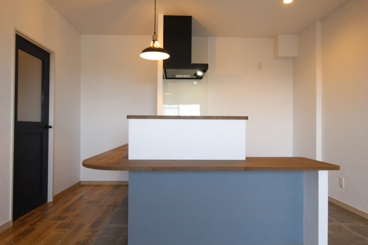 くすみブルーにブラウンの組み合わせが◎