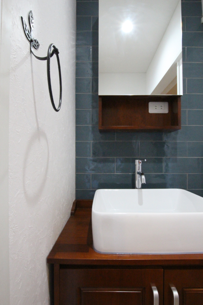 深いブルーのタイルにダークブラウンに白とアイアン。とってもかわいい組み合わせ