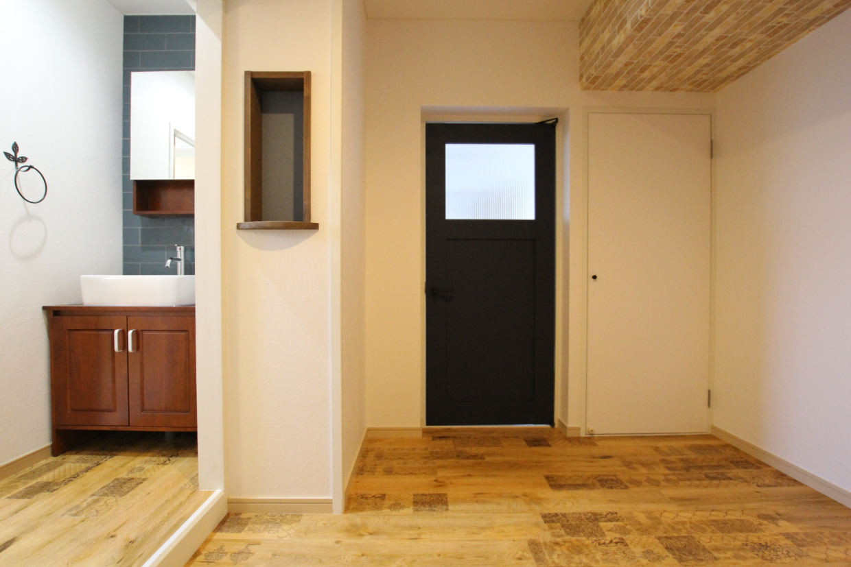 木に煉瓦にタイル、いろんな質感があってかわいい景色