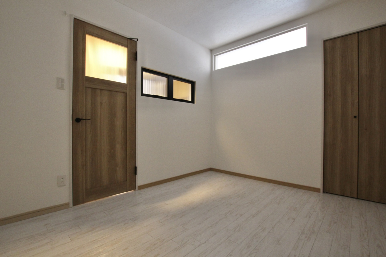 玄関横西側の6帖洋室。スリットガラスから光が差し込む