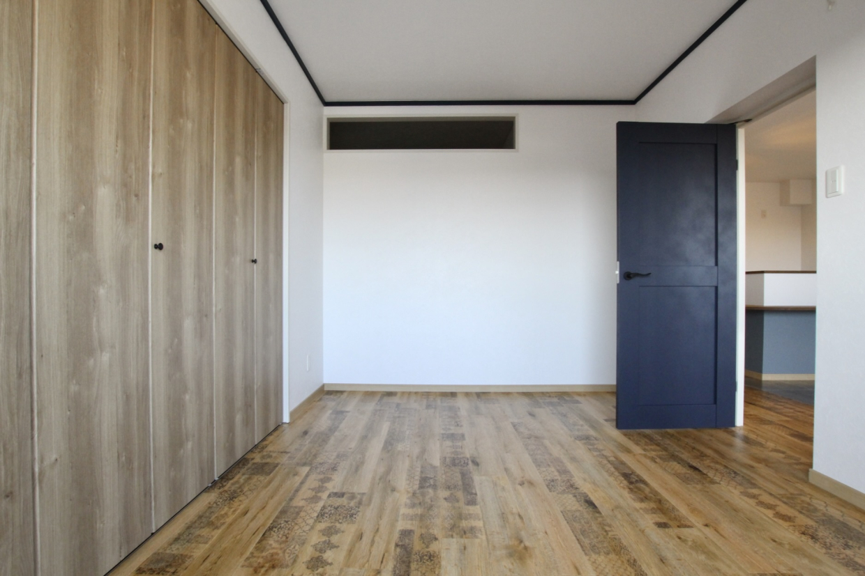 LDKのお隣にある6帖の洋室。天井の廻り縁がアクセント