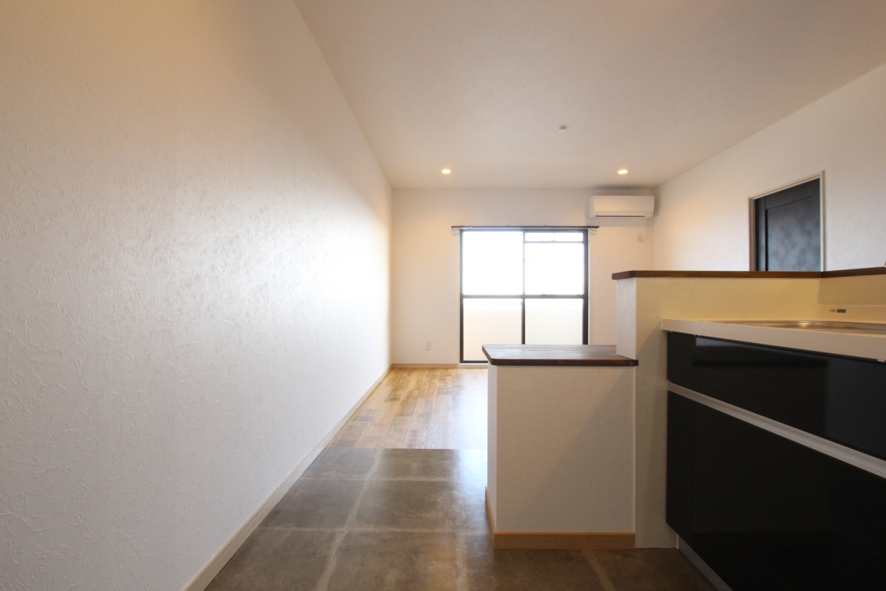 リビングとキッチンスペースでフロアが切り替えられているのがかわいい