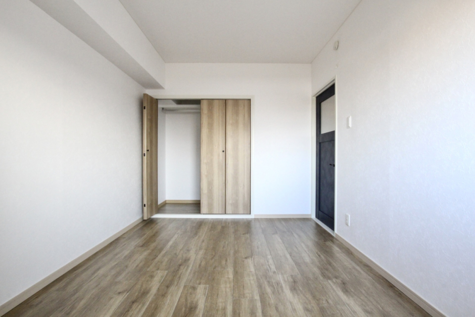 東側の6帖洋室。こちらにもクローゼット付き