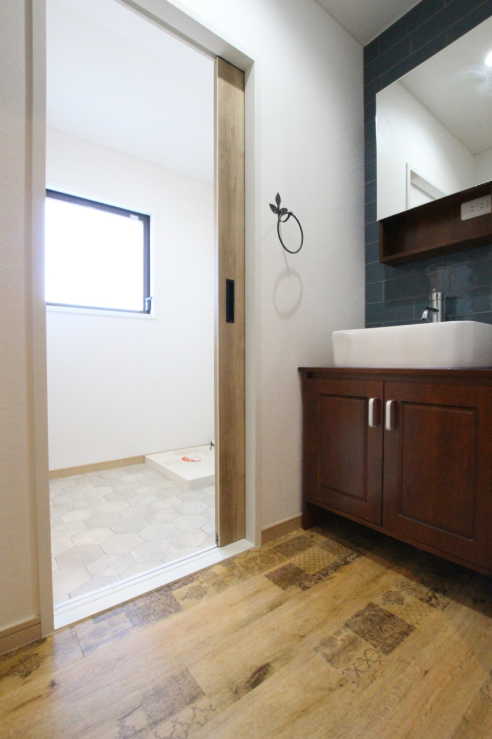 洗面台は玄関入ってすぐ目に入るところにあります。その奥が脱衣所でもちろん扉が付いています