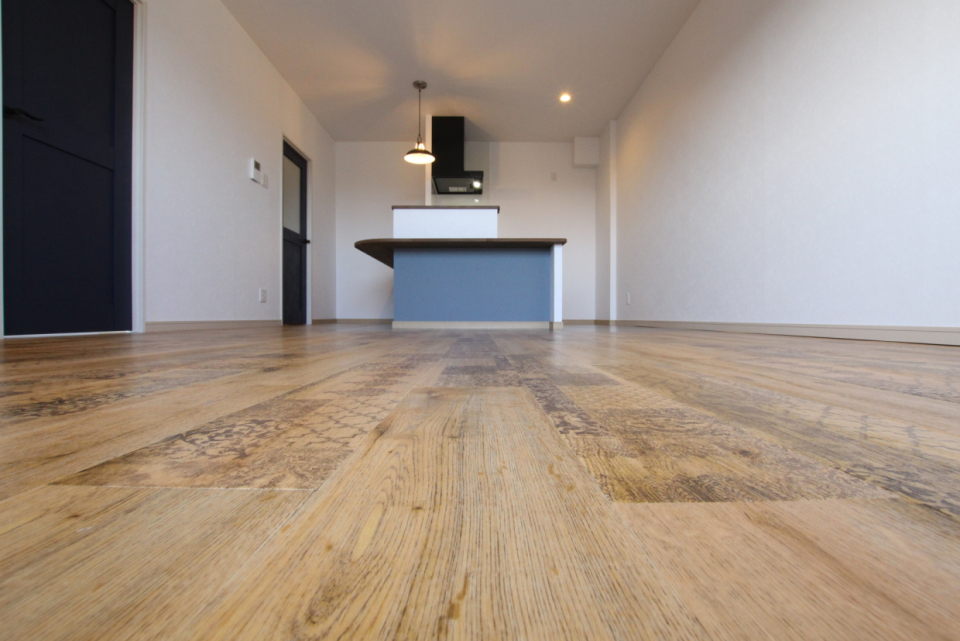 LDKは14帖。古材風のフローリングが雰囲気ある