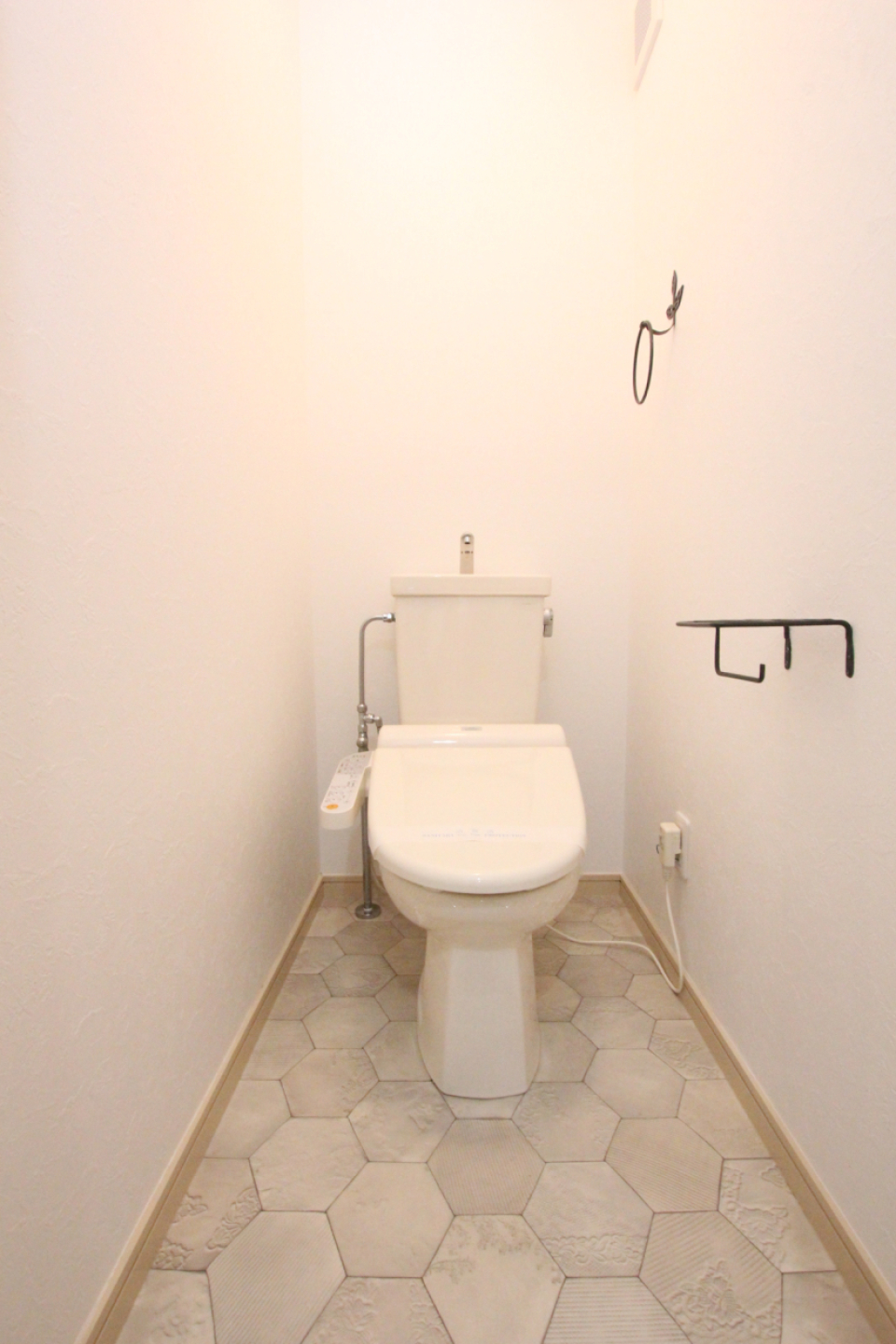 トイレも脱衣所とお揃いのフロア。ペーパーホルダーやタオルハンガーがアイアンでかわいい