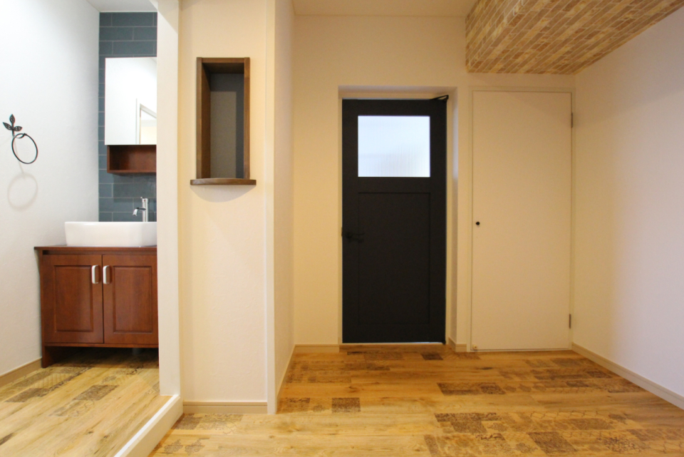 木に煉瓦にタイル、いろんな質感があってかわいい景色