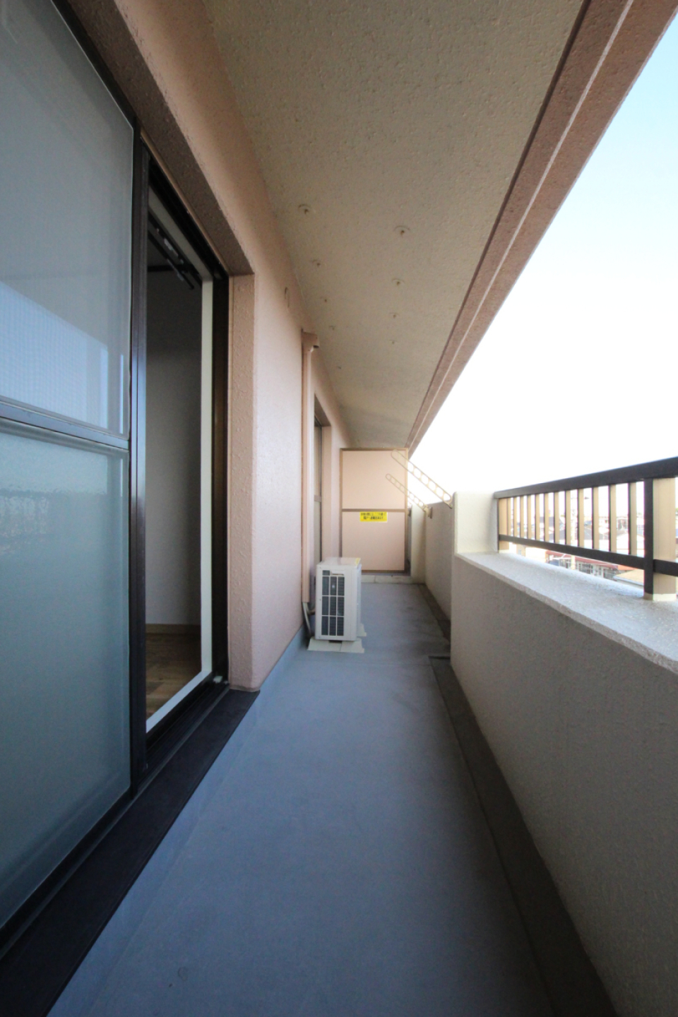 2部屋にまたがる長いバルコニー